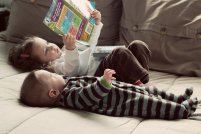 dzieci czytające książeczki